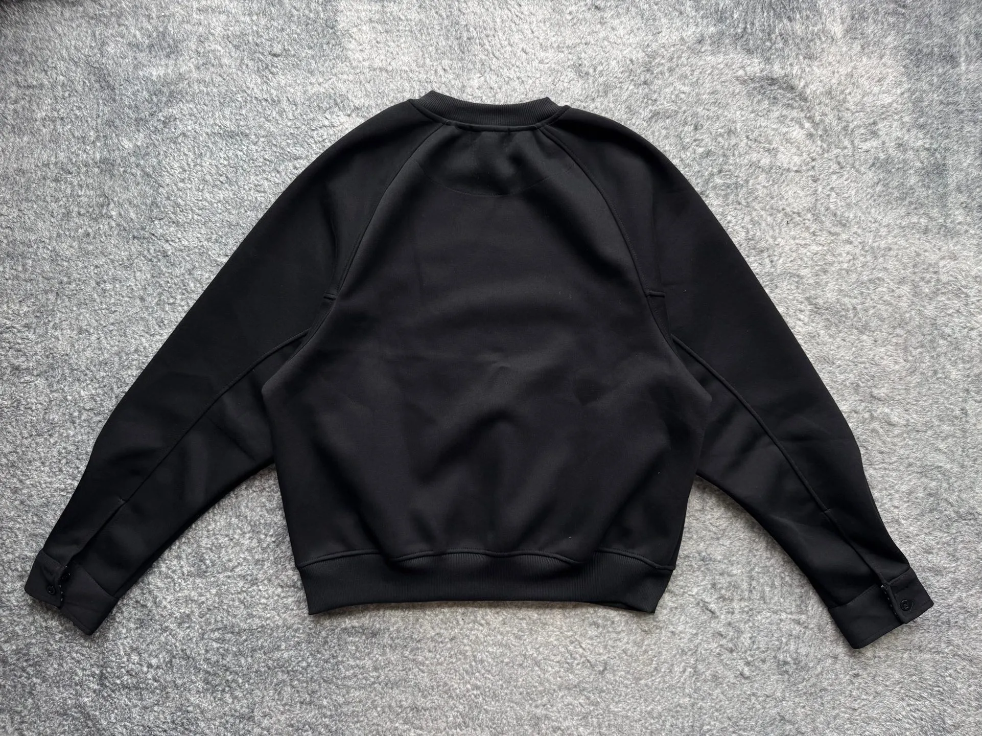 P220 Polo Ralph Lauren FW25 solid color embroidered logo sweatshirt. A sweatshirt is absolutely indispensable for the lazy feeling in autumn⛸️Ralph Luaren. The core is casual and relaxed, and the exterior is an American silhouette. It has a boyish laziness in place. It is unobtrusive but looks more timeless. 🕶️ The large drop shoulder version looks casual and fashionable. Wear it alone in spring and autumn or layer it in winter. It is completely a long-term sweatshirt in the wardrobe🫶🏻 Size Length Sleeve Length Bust M 63.5 80.5 130 L 65 82 134 XL 66.5 83.5 138